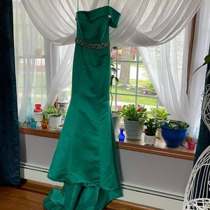 Green cold shoulder/one shoulder gown
